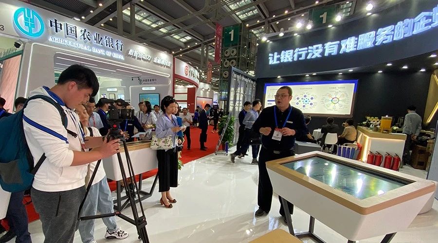 厲害了！兆日科技金融展位受多家媒體高度關(guān)注！